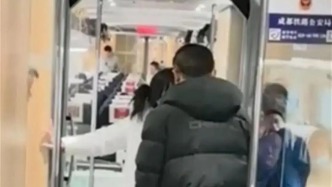 重慶客運段回應“乘客在高鐵上買到過期4年方便面”：保潔員違規售賣，已停職調查