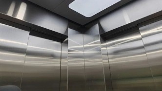 錯層戶型如何加梯？6層樓11個停靠層，上海首臺直角開門加裝電梯做到了