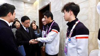 李家超探望中国香港冰球队受伤队员：全力保障港队运动员安全