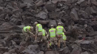 持续更新丨存在二次垮塌风险，四川宜宾筠连山体滑坡救援进行中