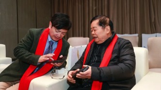 “網紅教授”鄭強與福建福耀科技大學創始人曹德旺同臺互動