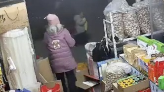 多看一眼能帮人！小男孩落单在路上徘徊，老人直接将其叫住