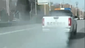 西安生態環境局回應“執法車尾氣超標冒煙”：發動機故障導致，已修好