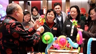 沉浸式體驗非遺剪紙、翻花、點茶，新聞人歡聚上海豫園過元宵