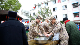武警云南總隊(duì)昭通支隊(duì)官兵到敬老院與老人們一起包湯圓鬧元宵