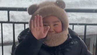 “怪不好意思的！”小學生掃雪被猛夸，朝陌生姐姐害羞招手