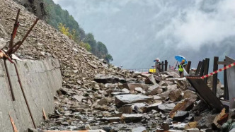 受持續(xù)雨雪天氣影響，云南怒江州多條國省道路因塌方中斷