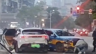 福建一司機街頭猛撞出租車后持刀傷人？警方已介入