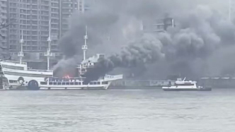 上海黃浦江一艘靠泊游覽船突發火情：事發時未載客，一船員送醫