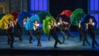 六吨水循环造雨，观众同唱《雨中曲》