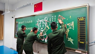 借住校园的上海武警战士留下了这份特殊“开学礼物”，孩子们惊喜不已