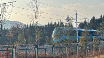 雪山下的列车，等客来