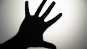 马上评｜93岁强奸犯难以收监，“应押尽押”如何实现？