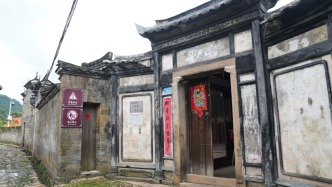 走进中国历史文化名村赖坊：来青、迎薰里赏木雕，探寻千年客家文脉
