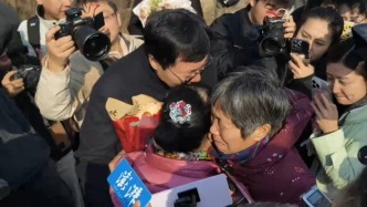 “這么多年我終于回來(lái)了”，“國(guó)家的孩子”趙麗俊60多年后認(rèn)親，與親姐弟相擁而泣