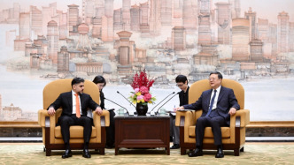 上海與阿布扎比簽署建立友好交流關(guān)系戰(zhàn)略合作協(xié)議，陳吉寧會(huì)見(jiàn)阿布扎比客人，龔正簽約