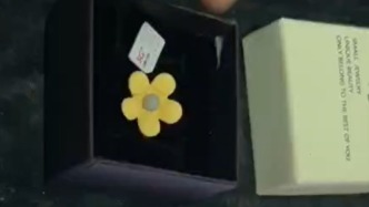 媒體暗訪SIM卡交易鏈：實(shí)名制卡售價(jià)超千元，藏飾品盒發(fā)貨