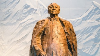 四川广安市四套班子举行献花仪式，纪念邓小平同志逝世28周年