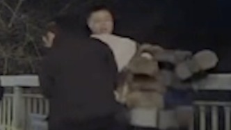 “不救晚上睡不著覺”，看見有人疑跳橋，男子停車與路人將其拽回