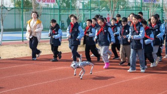 城事｜機器狗領跑大課間，多項體育活動解鎖“15分鐘”玩法
