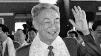 鄒家華同志生平照片