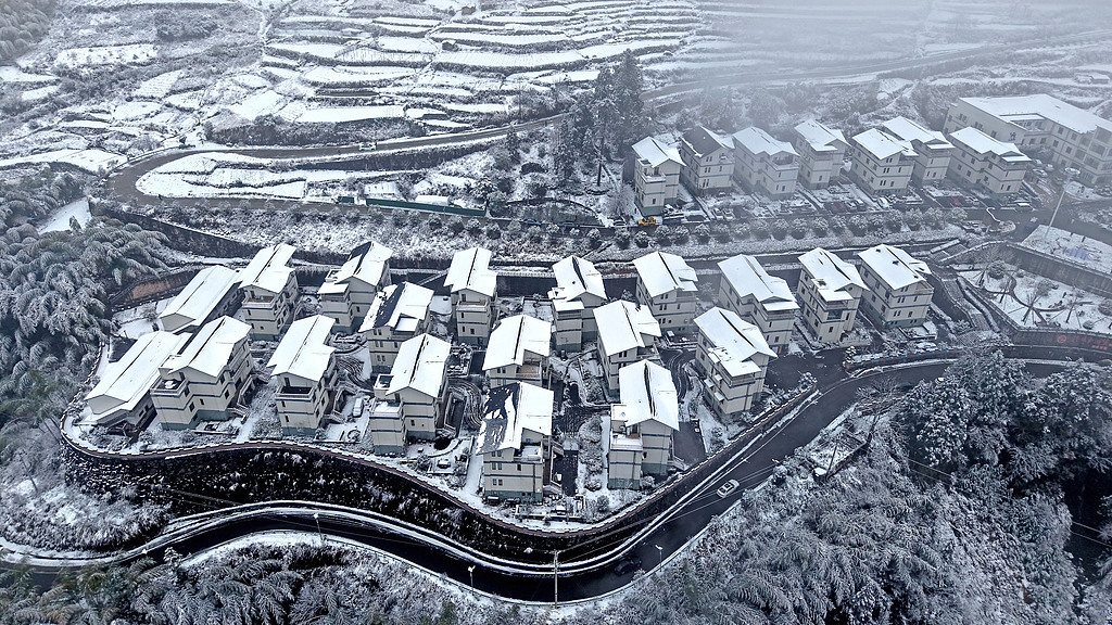 雪降长三角｜杭州市郊山路堵满追雪客，黄山银装素裹乾坤一色