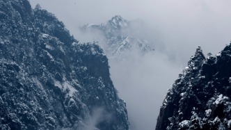 黃山大雪致多名游客摔倒后滑下，景區臨時關閉部分游步道