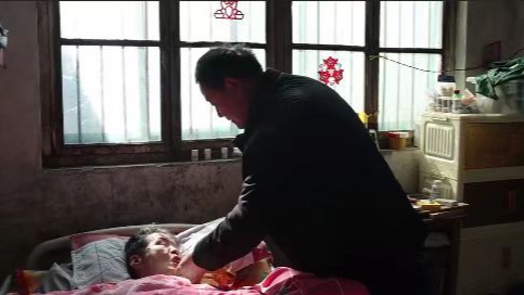 山東大哥照顧癱瘓妻子24年:結(jié)婚前就發(fā)誓白頭到老