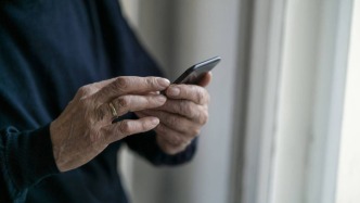 一些老年人沉迷手機短劇，人民日報：銀發族如何健康“觸網”