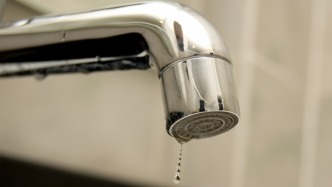 开发商欠缴小区公摊电费居民面临停水停电，回应：近期将缴纳