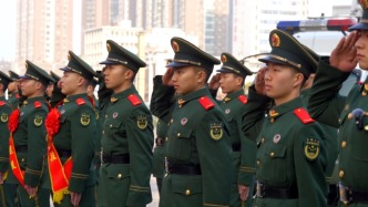 “交班完畢，請接哨”！退役武警向哨位最后敬禮