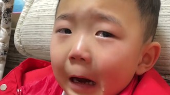 父母外出打工前男孩流淚挽留，男孩爸爸：決定不走了
