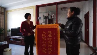 男子家中突發疾病，休假軍人將其背下三樓