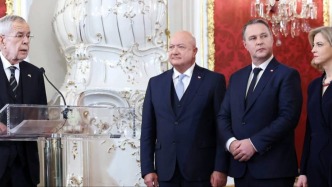 奧地利首個三黨聯(lián)合政府宣誓就職