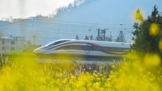 兩會新華時評｜闊步春風(fēng) 共赴新程