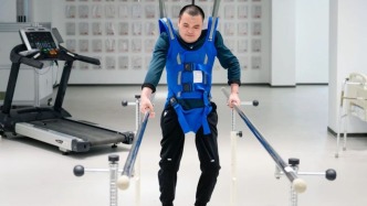 癱瘓者重新行走！全球首例微創腦脊接口患者見證奇跡變化
