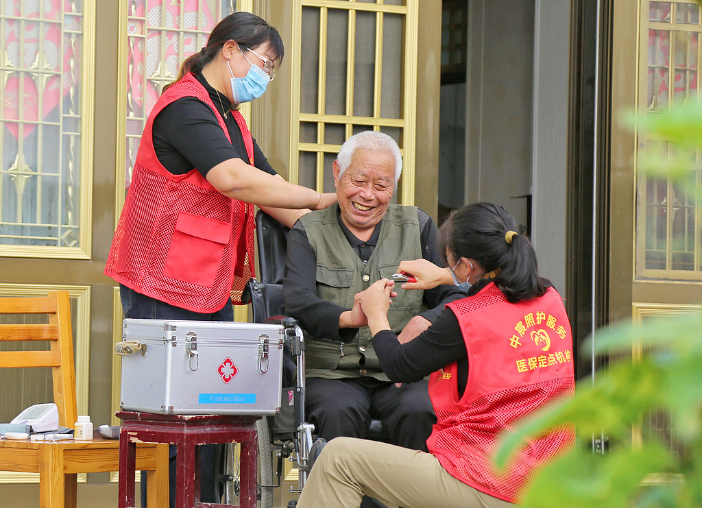 代表建议：将家庭养老服务、病人陪护消费纳入个人所得税抵扣范围