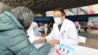 學雷鋒紀念日之際，上海百名醫護人員現場義診服務超兩千市民