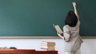 马上评丨调整40年没变的教龄津贴，提升教师荣誉感