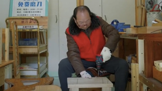 坚持15年，社区“老木匠”用残缺的双手为邻里免费修家具
