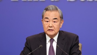 兩會外長會丨王毅對美國發出5問：從這些年的關稅戰、貿易戰中得到了什么？