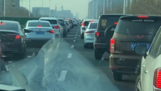 救護車遇堵，前方所有車輛45°角讓出生命通道