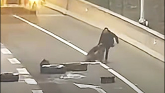 數(shù)個廢舊輪胎掉落，夜幕中浙江一大哥守護(hù)了道路安全