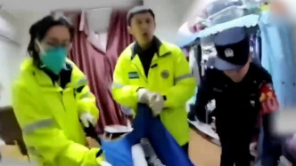 孕婦羊水破裂，00后新警半跪托住擔架