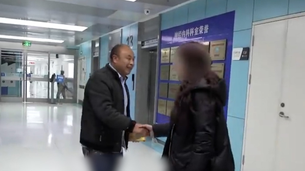 连闯红灯,为什么网友还为他点赞?