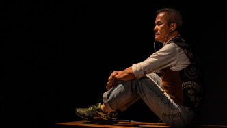 一位香港演员，在一个“绿匣子”里演了一场一小时的独角戏