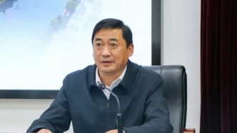 当选黄山市人大常委会主任后，伍春宏陆续卸任多个兼任职务