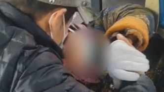 老人公交车上晕倒，司机与乘客冷静施救
