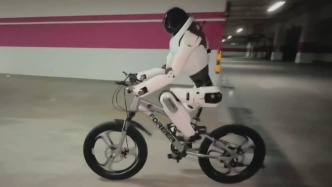騎自行車、玩平衡車、看說明書，智元靈犀X2還有哪些新解鎖？