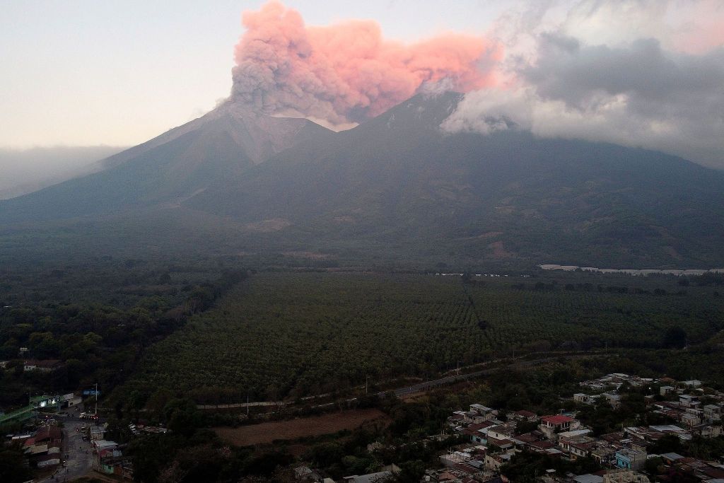 第1现场｜危地马拉火山喷发：灰柱高达七千米，数万人需撤离